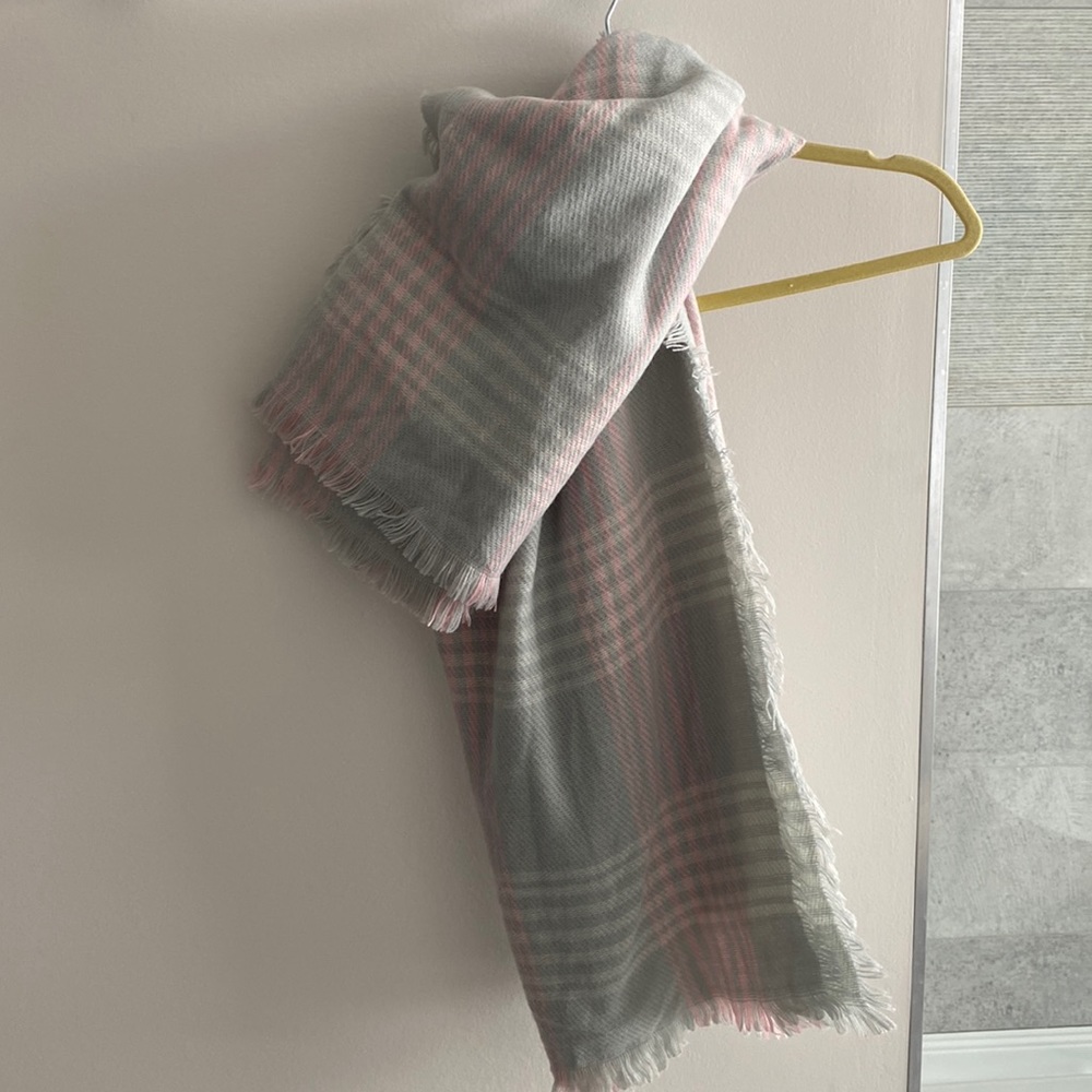 Soft and multiple use scarf / wrap